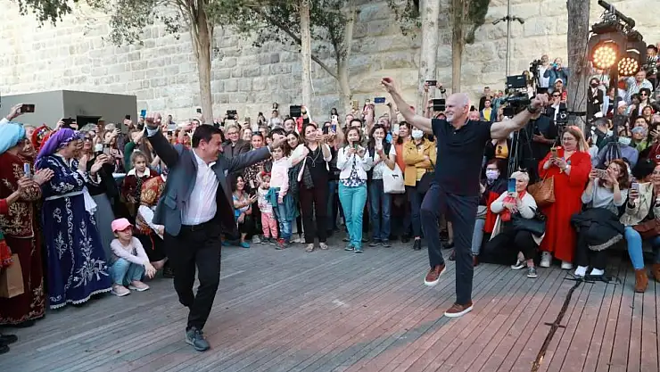 Papandreou Sirtakiyi Bırakıp, Başkan Aras'la Zeybek Oynadı
