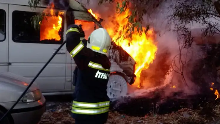 Park Halinde Alev Alev Yandı