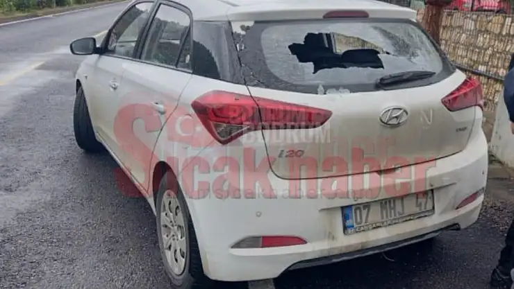 Park Halindeki Aracın Camını Kırdılar