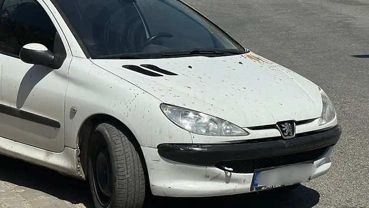 Park halindeki araçtaki lekeler polisi harekete geçirdi !