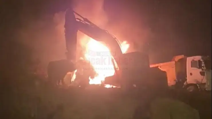 Park Halindeki Hafriyat Kamyonunda Yangın Çıktı