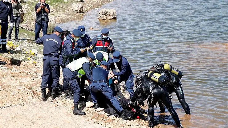 Park halindeyken el freni çekilmeyince baraja düşen kamyonetteki kadın öldü