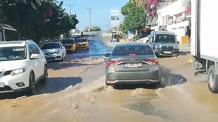 Patlayan İsale Hattından Dolayı Yollar Dereye Döndü