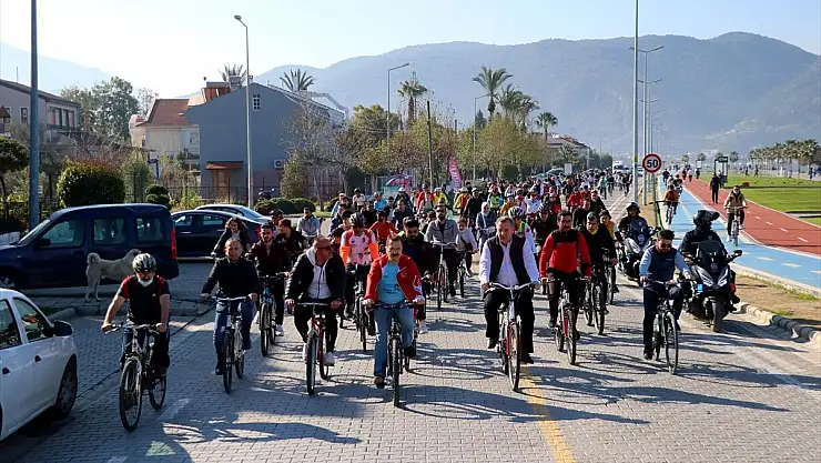 Pedallar 'Karbon Yakma Yağ Yak' Sloganıyla Çevrildi