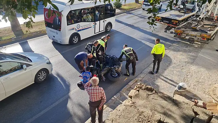 Polis Motosikletine Tekme Atarak Devirdi