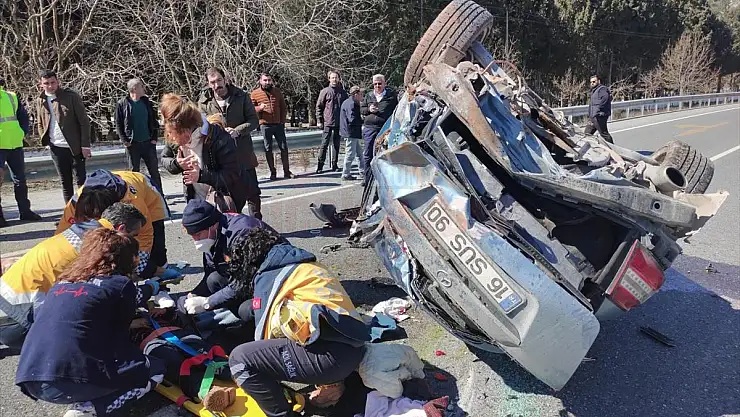 Refüje Çarpan Otomobildeki 4 kişi Yaralandı