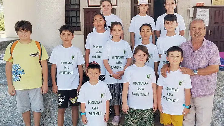 Rıza Karakaya'dan Kuran kursunu tamamlayan çocuklara tişört hediyesi