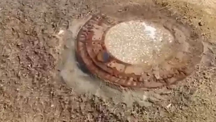 Rögar kapağından taşan atık su denize karıştı