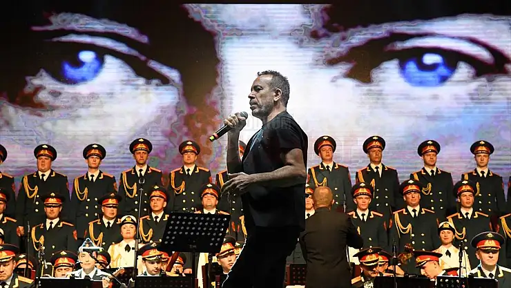 Rus Kızılordu Korosu ve Haluk Levent Fethiye'de konser verdi