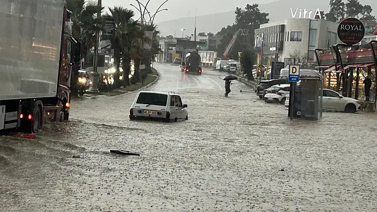 Sağanak ilçeyi vurdu hayat durma noktasına geldi