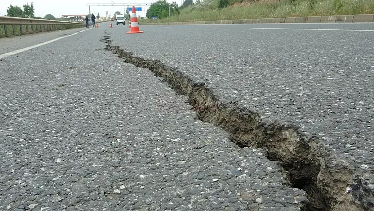 Sağanak Yağışın Etkili Olduğu Menteşe'de Yol Çöktü
