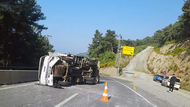 Sakartepe Rampasında Korkutan Anlar: Freni Patlayan Kamyon Devrildi