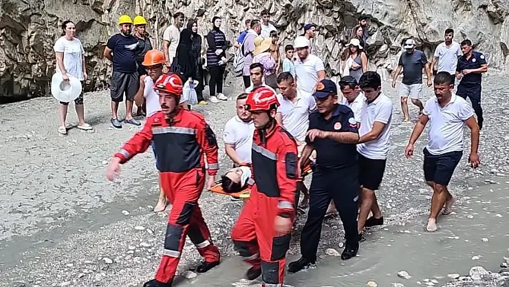 Saklıkent Kanyonu'nda Düşen Kaya Parçası 2 Turisti Yaraladı
