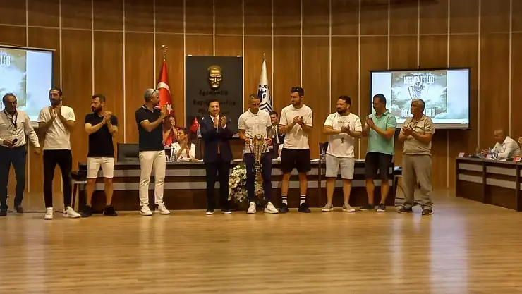Şampiyonlar için Toplantı Öncesi Mini Kutlama