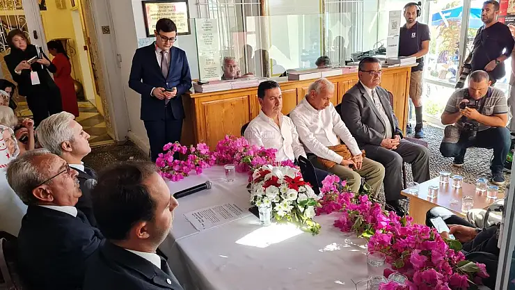 Sanat Güneşi Zeki Müren'in Evine Ziyaretçi Akını