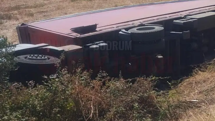 Şarampole Devrilen Tırın Sürücüsü Yaralandı