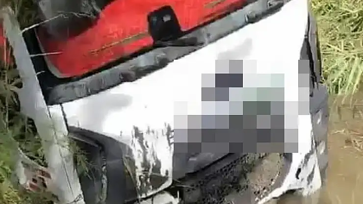 Şarampole Uçan Kamyonun Sürücüsü Yaralandı