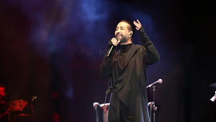 Şarkıcı Tan Taşcı, yılbaşı şenliği kapsamında Bodrum'da konser verdi