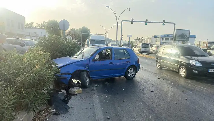 Savrulup Bankete Çarpan Araçta 2 Kişi Yaralandı