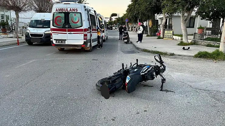 Servis Minibüsü ile Motosiklet Çarpıştı: Sürücü Camdan İçeri Girdi