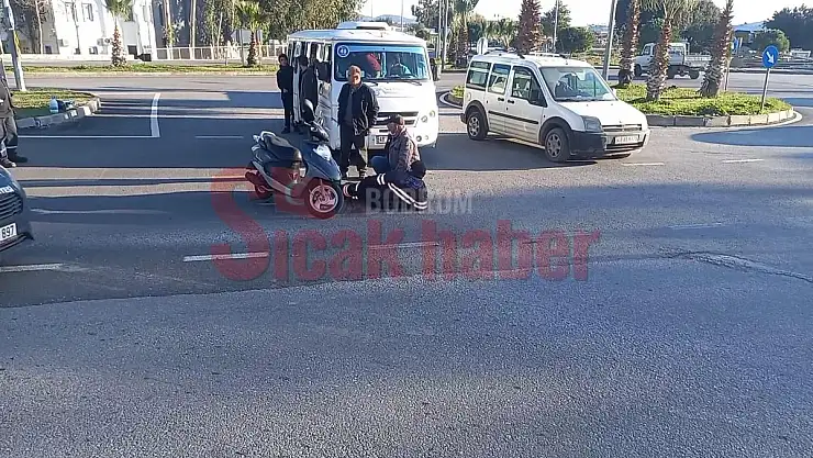 Servis Minibüsü Motosikletli Belediye Personeline Çarptı  1 Yaralı