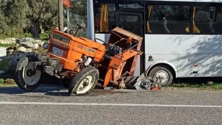 Servis Minibüsü Traktörle Çarpıştı 1Yaralı