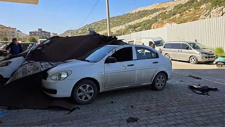 Şiddetli Rüzgar Milas'ı Vurdu: Çatı Uçtu, Maddi Hasar Oluştu