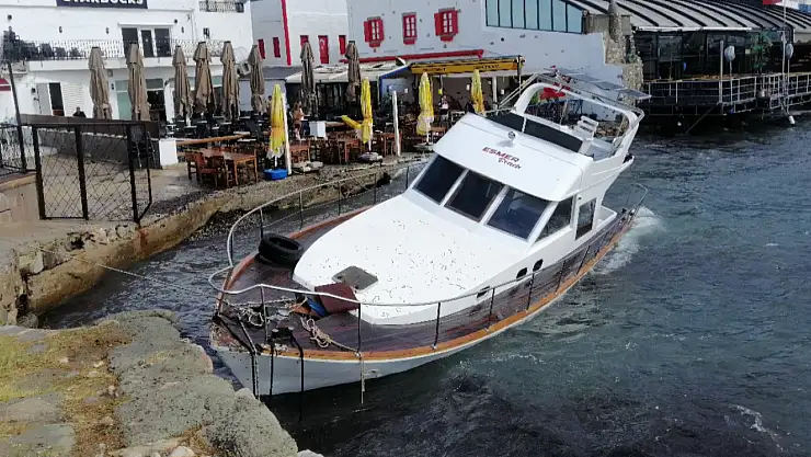Şiddetli rüzgârda tekne karaya oturdu !