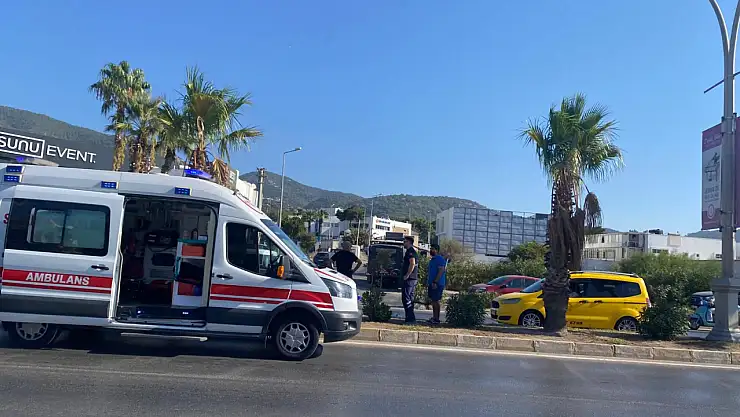 Sıkıştırılan motosikletli yola savruldu !