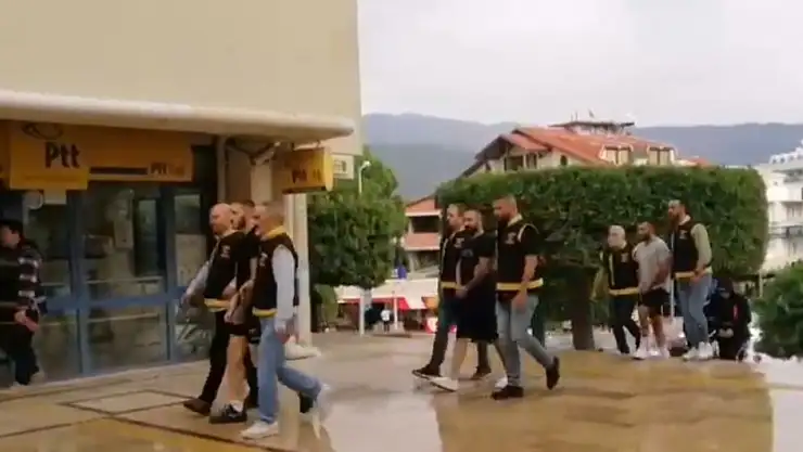 Silahlı yaralama firarileri çatı katında yakalandı