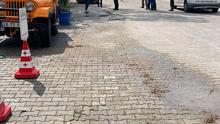 Sitedeki Eve Giren Şüpheliler Kaçarak İzlerini Kaybettirdi