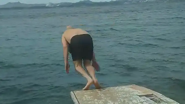 Soğuk Hava Uyarısına Rağmen Bodrum'da Denize Girdi