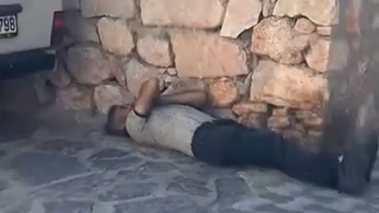 Sokak ortasında kendini boğmaya çalıştı !