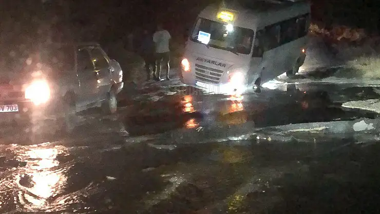 Su Hat Patladı, Minibüs Yolcuları ile İçinde Mahsur Kaldı