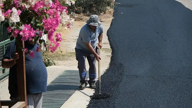 Su Hattı Değişen Caddede Sıcak Asfalt Çalışması