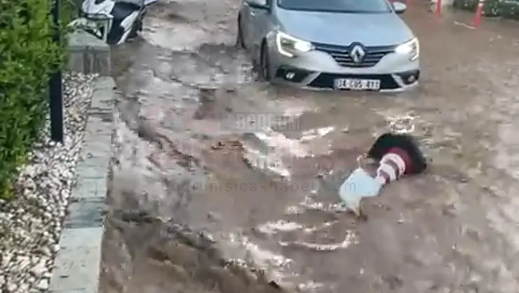 Su Hattı Patladı, Cadde Göle Döndü, Esnaf İsyan Etti