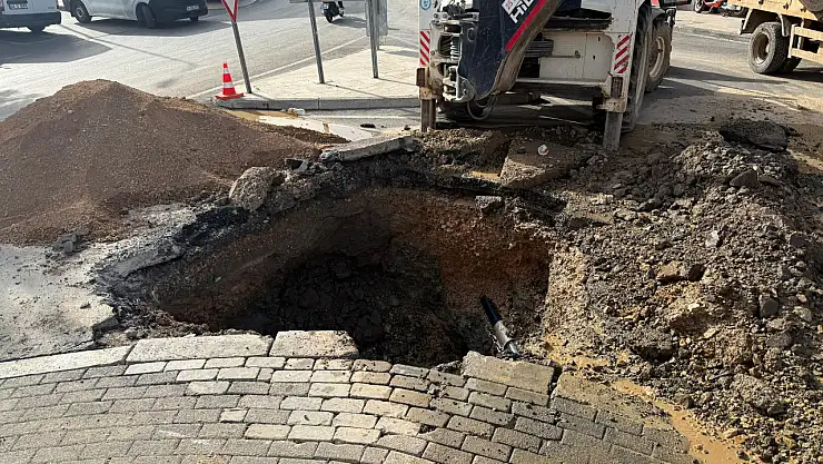 Su patlağı trafiği felç etti: vatandaşlar zor anlar yaşadı
