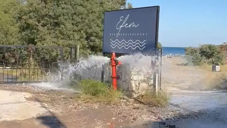 Su sıkıntısı yaşanırken saatlerce boşa akan yangın vanası tepki çekti