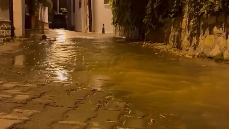 Sular şelale gibi akıyor, halk susuzluktan kırılıyor