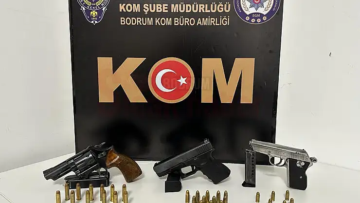 ŞÜPHELİ ARAÇTA RUHSATSIZ 3 TABANCA ELE GEÇİRİLDİ