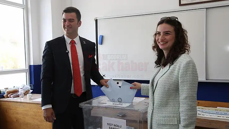 Tamer Mandalinci Eşi ile Birlikte Oy Verdi