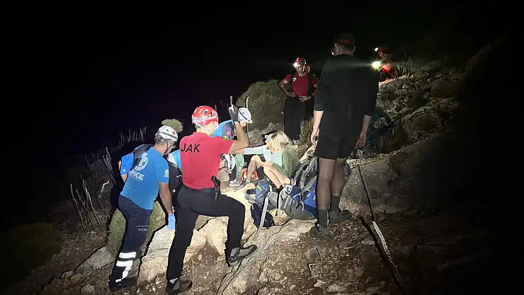 Tarihi yolda mahsur kalan 3 kişi kurtarıldı !