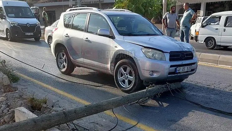 Telefon Direkleri Araçların Üzerine Devrildi