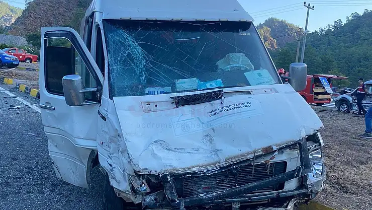 Ticari Araç ile Personel Servisinin Çarpıştığı Kazada 1 Kişi Öldü 7 Kişi Yaralandı