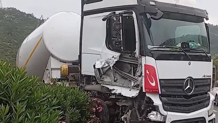 Tır, arıza yapan vinç nedeniyle manevra yaptı refüje çıktı