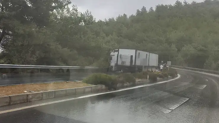 Tır bariyerlere çarptı trafik felç oldu!