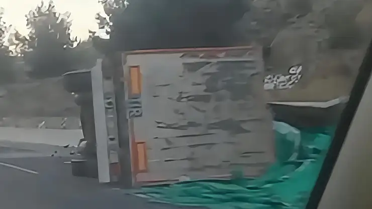 Tır devrildi 1 yaralı