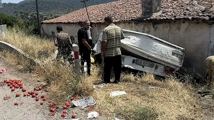 TIR'ın çarptığı kamyonet şarampole yuvarlandı: Sebzeler yola saçıldı