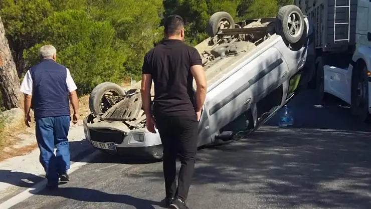 TIR'ın sıkıştırdığı otomobil takla attı: 2 yaralı