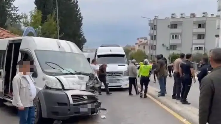 Tır öğrenci servisine çarptı